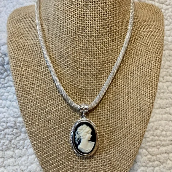 NWOT 1928 CLASSIC COLLECTION SIGNATURE BLACK FROST CAMEO PENDANT